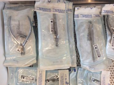 Стерильно com. Пакеты для стерильных инструментов. Стерильный набор для маникюра. Стоматологические инструменты в крафт пакетах. Пакеты для стерилизации инструментов запаиваемые.